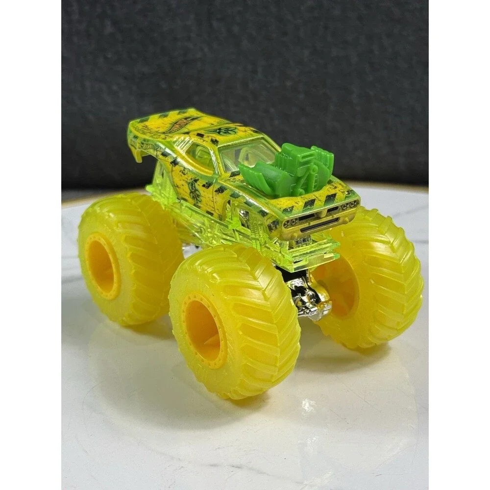 Hot Wheels Monster Trucks Rodger Dodger #60/75 Super Fueled Yellow Diecast 1:64